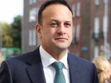 Премиерът на Ейре се връща към лекарската професия заради коронавируса