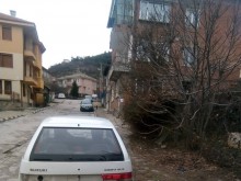 В Асеновград поставиха 60 стикера на изоставени коли