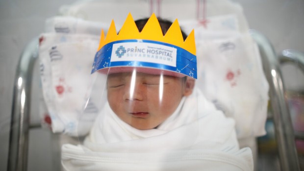 EPA/БГНЕС Миниатюрни шлемове за новородени започнаха да поставят в болница