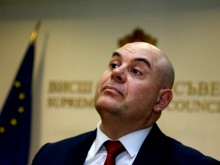 Гешев иска замразяване на заплатите на съдии, прокурори и следователи