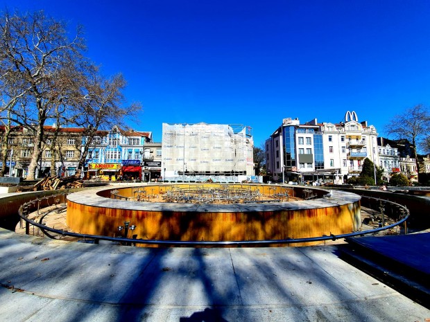 Varna24.bg Тече подготовката за пускането на градския фонтан на площад