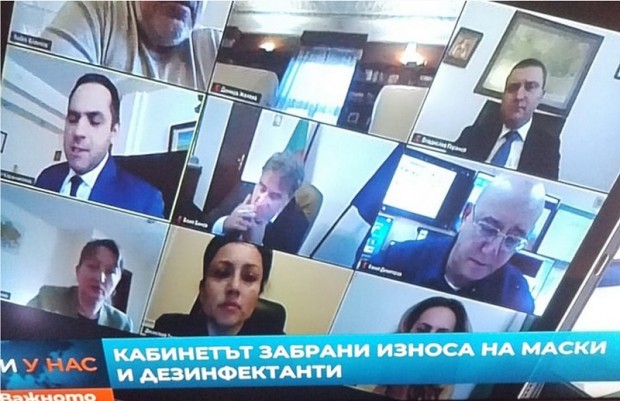 Поводът е дистанционно правителствено заседание, на което министър Банов пуши