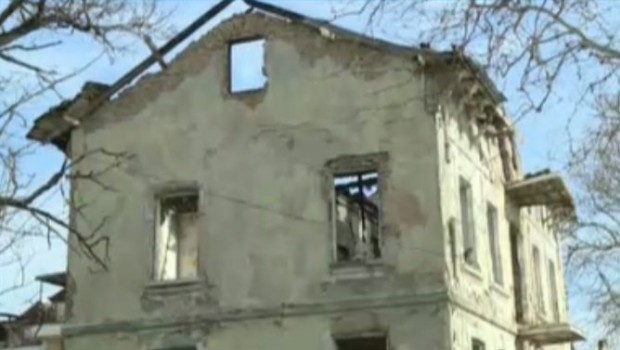 БНТ
Стара къща във Варна застрашава десетки минувачи Тя е близо