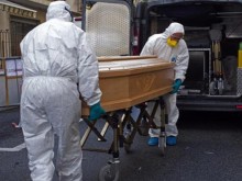 Четирима братя починаха от коронавирус, сестра им гледа погребенията от терасата