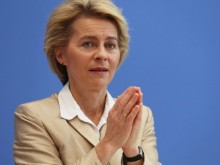 Възрастните да останат изолирани поне до края на годината