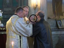 Църкви в София и Бургас причестяват с обща лъжичка