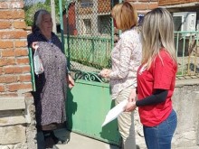 Председателят на общински съвет Куклен раздаде маски и дезинфектанти на хора в неравностойно положение в град Куклен