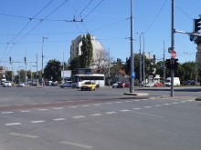 На две възлови кръстовища в Пловдив демаркират хоризонталната пътна сигнализация