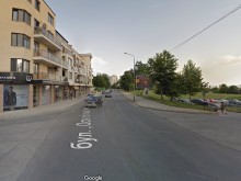 МВР Пловдив: 20-годишна се заби във витрината на магазин за втора употреба с голфа на баща си