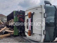 Камион с метални отпадъци се преобърна в Старозагорско