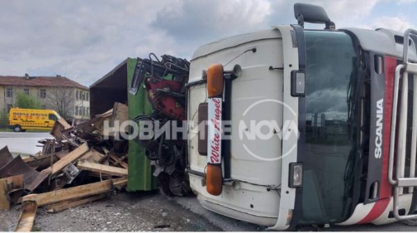 Нова тв
Камион, натоварен с метални отпадъци катастрофира край село Плодовитово.