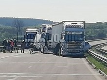 Затвориха АМ "Марица" след верижно ПТП с 9 МПС-та, има пострадали!