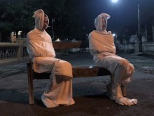 Призраци по улиците на Индонезия напомнят за опасността от заразата