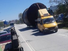 Страшна глупост с извънгабаритен товар, опитал да заобиколи билборд до Пловдив!