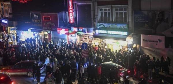DW
Турция въведе отново 48 часов полицейски час в 31 провинции започващ