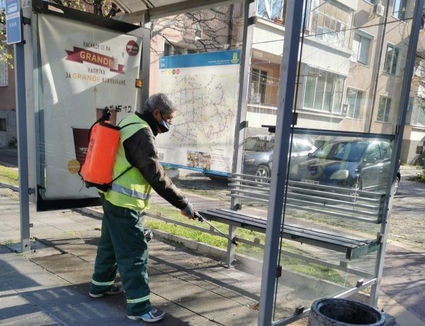На Великден продължава дезинфекцията на пловдивските улици и автобусните спирки