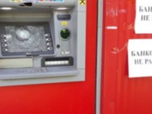 Неизвестен хулиган изкърти пет банкомата в "Кючука"
