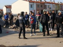 Диващина в Шекера! Има пострадали полицаи, единият е с 4 шева!