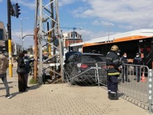 Нова катастрофа на метри от мястото, където загина Милен Цветков! И пак младеж мина на червено!