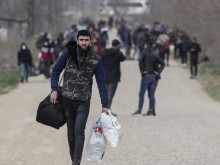Двама бежанци пострадаха при стрелба в лагер в Гърция