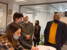 Борисов и Генералът инспектираха производство на защитни облекла, премиерът обеща помощ за Европа