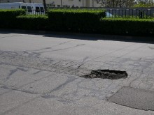Огромна яма дебне жертви на едно от най-оживените пловдивски кръстовища