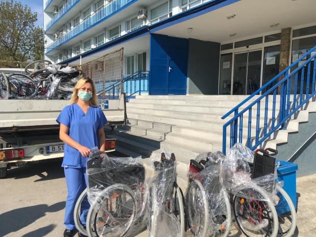 13 лечебни заведения получиха безвъзмездно от Община Варна колички за