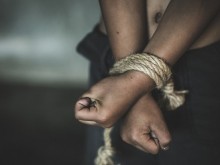 Отвлякоха млада жена, натикаха я в БМВ и я пребиха