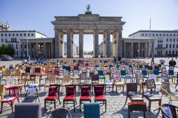 БГНЕС
Стотици столове са поставени пред Бранденбургската врата по време на