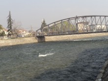 Граждани искат да черпят вода за напояване от незаконен канал в Кричим