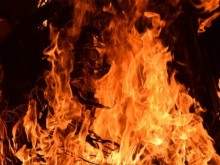 Огромен пожар бушува край бежански лагер в Гърция