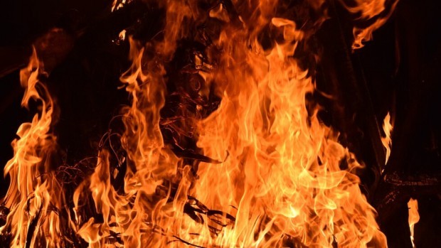 Огромен пожар избухна край бежанския лагер на гръцкия остров Самос