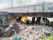 Събраха два камиона отпадъци под Пешеходния мост в Пловдив