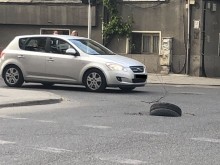 Брутални кратери зеят в Пловдив, докато общината преасфалтира здрави булеварди
