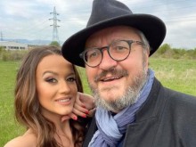 Карбовски заби атрактивна плеймейтка