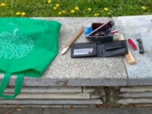 Мъж напръска със спрей общински служител