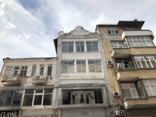 В центъра на Пловдив, мазилката на 100-годишна къща пада върху главите на минувачите