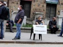 Протест срещу Румен Радев, граждани се събраха пред Президентството