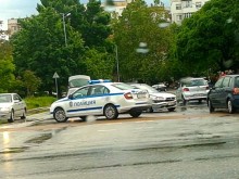 Да не повярва човек как на това широко кръстовище в Пловдив се удариха 4 коли