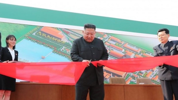 След седмици на спекулации, Ким Чен Ун най-накрая се появи