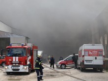 Първи кадри от борбата на пожарникарите с голямата стихия!