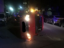 Безпаметно пияна шофьорка сътвори зрелищна каскада с колата си