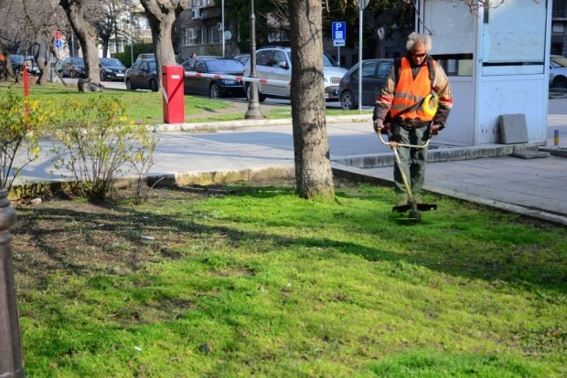 ейности по косене на зелените площи във Варна продължават във