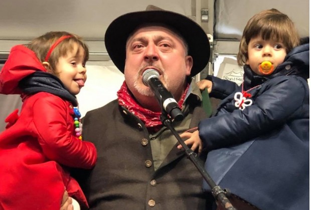Близначките на Ути Бъчваров Далия и Ружа ще навършат три години