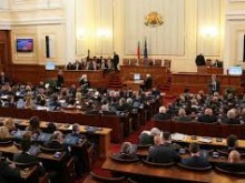 Депутати и министри отново ще получават заплати