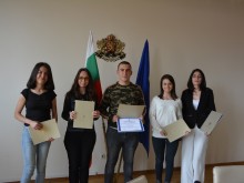 Деница Сачева награди доброволците към колцентъра за психологическа подкрепа