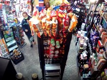 Голям резил! Жена пъха вкусни сладки изкушения в пазвата си, не видя камерата!