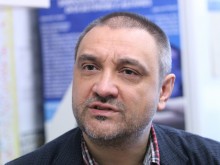 Доц. Чорбанов: Носенето на ръкавици е безсмислено, по-добре да се мият по-често ръцете