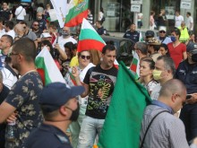 Отново стотици се събраха на протест пред Народното събрание
