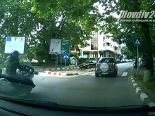 Моторджия с опасна маневра на кръстовище в Асеновград